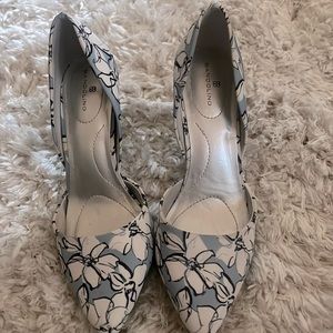 BANDOLINO PUMPS SIZE 7 blue/white flowered heels EUC